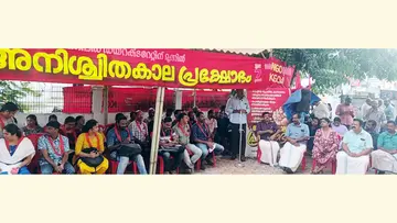അനിശ്ചിതകാല ധർണ്ണ കെജിഒഎ സംസ്ഥാന പ്രസിഡന്റ് എം എൻ ശരത്ചന്ദ്രലാൽ ഉദ്ഘാടനം ചെയ്യുന്നു