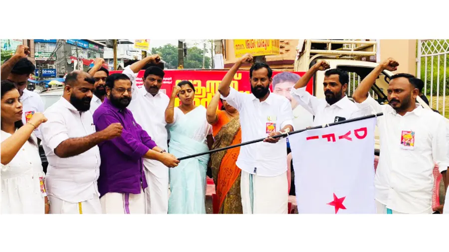 ഡിവൈഎഫ്ഐ യൂത്ത് മാർച്ച് സിപിഐ എം സംസ്ഥാന കമ്മിറ്റി അംഗം കടകംപള്ളി സുരേന്ദ്രൻ ഡിവൈഎഫ്ഐ ജില്ലാ സെക്രട്ടറി ജെ എസ് ഷിജൂഖാന് പതാക കൈമാറി ഉദ്ഘാടനം ചെയ്യുന്നു