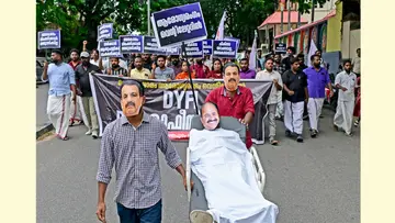 മരുന്നുക്ഷാമത്തിനെതിരെ ഡിവൈഎഫ്ഐ ഡിഎംഒ ഓഫീസിലേക്ക് നടത്തിയ പ്രതിഷേധം
