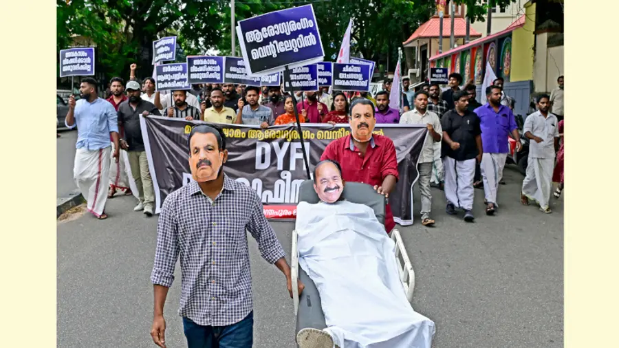 മരുന്നുക്ഷാമത്തിനെതിരെ ഡിവൈഎഫ്ഐ ഡിഎംഒ ഓഫീസിലേക്ക് നടത്തിയ പ്രതിഷേധം