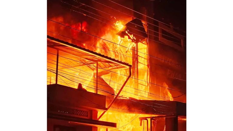 വലിയശാലയിൽ യൂണിവേഴ്സൽ ഫാർമയിൽ ചൊവ്വ രാത്രി ഉണ്ടായ  തീപിടിത്തം