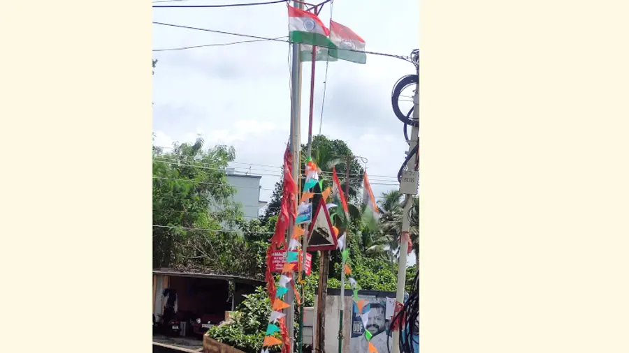 കഴക്കൂട്ടം കുമിഴിക്കര ജങ്ഷനിലെ കോൺഗ്രസ് കൊടിമരത്തിൽ
ദേശീയ പതാക ഉയർത്തിയനിലയിൽ