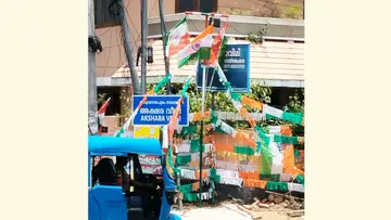 പേട്ട അക്ഷരവീഥി റോഡിൽ ഐഎൻടിയുസി കൊടിമരത്തിൽ  ദേശീയ പതാക ഉയർത്തിയിരിക്കുന്നു