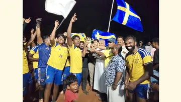 പൊഴിയൂർ എസ്എംആർസിയുടെ നേത്യത്വത്തിൽ സംഘടിപ്പിച്ച ഫിഫ മോഡൽ ലോകകപ്പ് മത്സരത്തിൽ വിജയിച്ച സ്വീഡൻ ടീം കപ്പ് ഏറ്റുവാങ്ങുന്നു