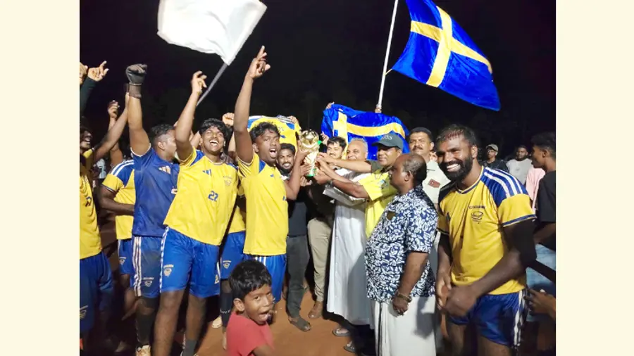 പൊഴിയൂർ എസ്എംആർസിയുടെ നേത്യത്വത്തിൽ സംഘടിപ്പിച്ച ഫിഫ മോഡൽ ലോകകപ്പ് മത്സരത്തിൽ വിജയിച്ച സ്വീഡൻ ടീം കപ്പ് ഏറ്റുവാങ്ങുന്നു