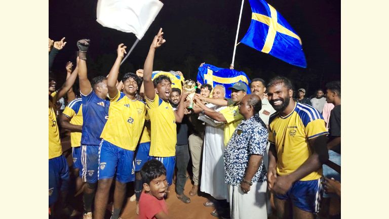 പൊഴിയൂർ എസ്എംആർസിയുടെ നേത്യത്വത്തിൽ സംഘടിപ്പിച്ച ഫിഫ മോഡൽ ലോകകപ്പ് മത്സരത്തിൽ വിജയിച്ച സ്വീഡൻ ടീം കപ്പ് ഏറ്റുവാങ്ങുന്നു