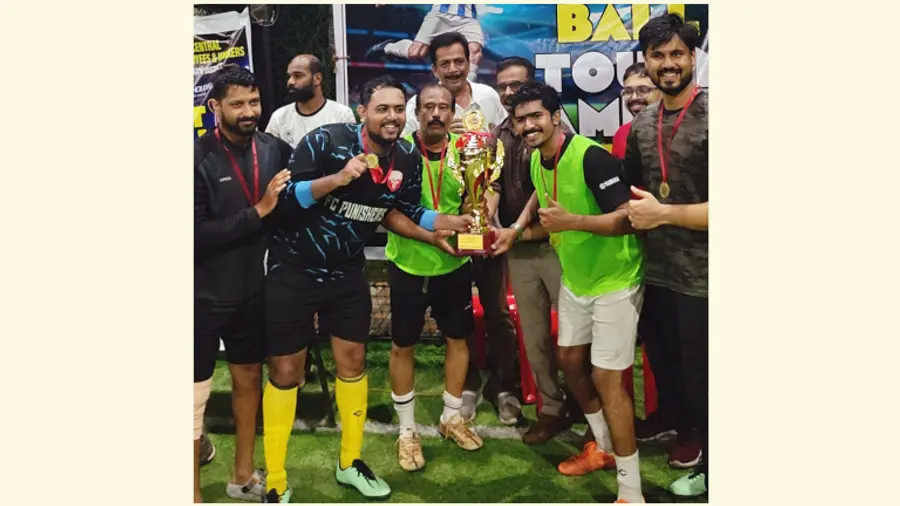 കേന്ദ്ര ജീവനക്കാരുടെ കോൺഫെഡറേഷന്റെ ഫുട്ബോൾ ടൂർണമെന്റിൽ
ഒന്നാം സ്ഥാനം നേടിയ ടീമിന് പ്രസിഡന്റ് എൻ വിനോദ് കുമാർ ട്രോഫി സമ്മാനിക്കുന്നു