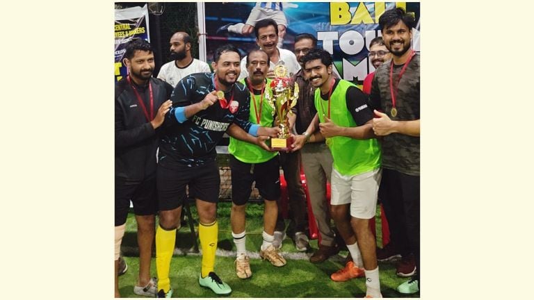 കേന്ദ്ര ജീവനക്കാരുടെ കോൺഫെഡറേഷന്റെ ഫുട്‌ബോൾ  ടൂർണമെന്റിൽ  ഒന്നാം സ്ഥാനം നേടിയ ടീമിന് പ്രസിഡന്റ് എൻ വിനോദ് കുമാർ ട്രോഫി സമ്മാനിക്കുന്നു