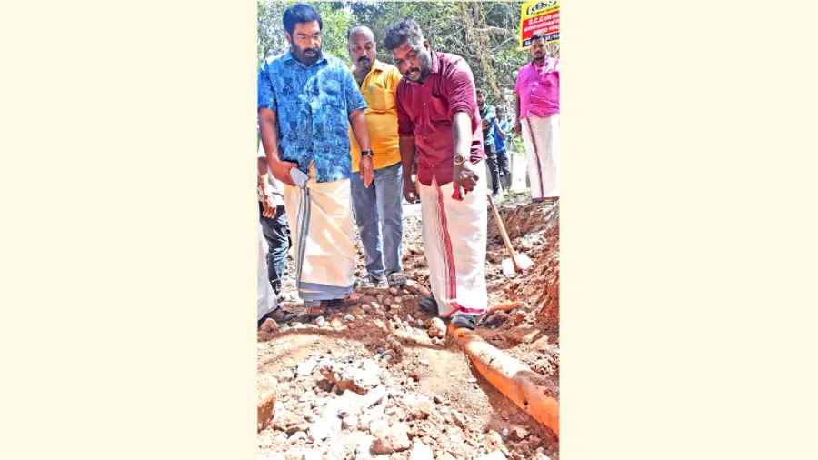 കുമാരപുരം കിംസ് റോഡിൽ പി ഡബ്ള്യു ഡി അറ്റകുറ്റപ്പണിക്കിടെ സിറ്റി ഗ്യാസ്
പൈപ്പ് ലൈൻ പൊട്ടിയ സ്ഥലം കോർപറേഷൻ കൗൺസിലർ എസ് പി ദീപക്
സന്ദർശിക്കുന്നു