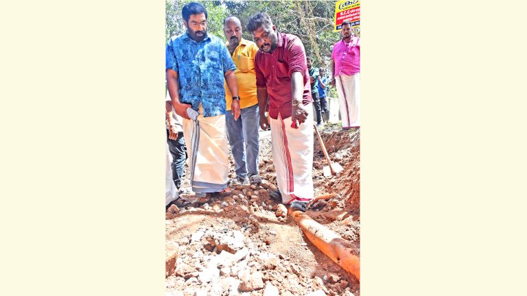 കുമാരപുരം കിംസ് റോഡിൽ പി ഡബ്ള്യു ഡി അറ്റകുറ്റപ്പണിക്കിടെ സിറ്റി ഗ്യാസ്  പൈപ്പ് ലൈൻ പൊട്ടിയ സ്ഥലം കോർപറേഷൻ കൗൺസിലർ എസ് പി ദീപക്  സന്ദർശിക്കുന്നു 