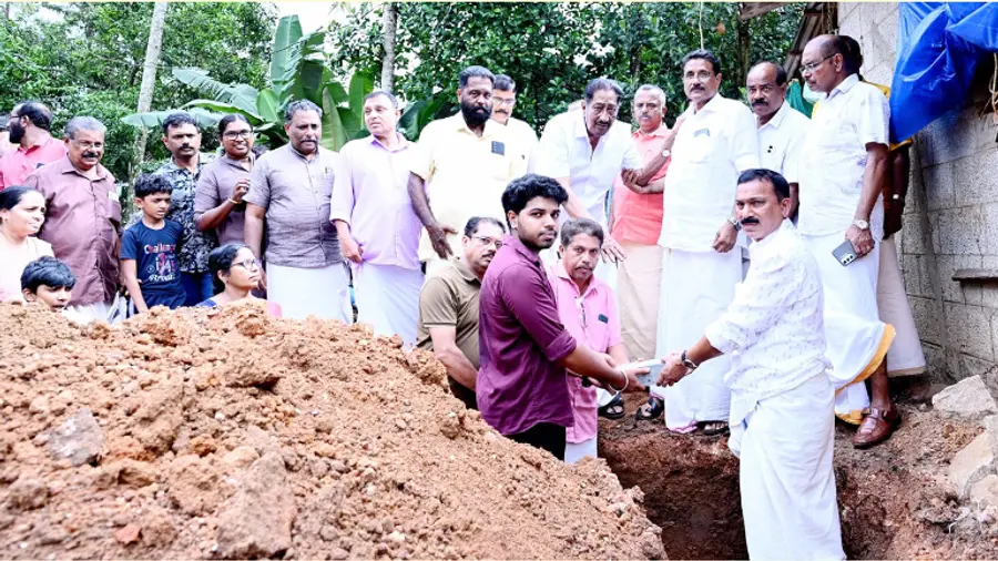 ജിദ്ദ നവോദയ ദേവരാജന് നിർമിച്ചുനൽകുന്ന വീടിന്റെ കല്ലിടൽ കോലിയക്കോട് എൻ കൃഷ്ണൻ നായർ നിർവഹിക്കുന്നു