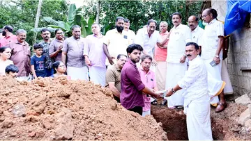 ജിദ്ദ നവോദയ ദേവരാജന് നിർമിച്ചുനൽകുന്ന വീടിന്റെ കല്ലിടൽ കോലിയക്കോട് എൻ കൃഷ്ണൻ നായർ നിർവഹിക്കുന്നു