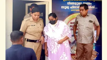 സിന്ധുകുമാരിയെ വെങ്ങാനൂരിലെ ധനകാര്യ സ്ഥാപനത്തിൽ
തെളിവെടുപ്പിന് എത്തിച്ചപ്പോൾ