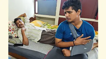 ശ്രീകണ്ഠേശ്വരത്ത് ഗുണ്ടാ ആക്രമണത്തിൽ പരിക്കേറ്റ രാജേഷും
മകൻ അഭിനവും