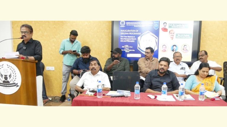 ശ്രീനാരായണഗുരു ഓപ്പൺ സർവകലാശാലയുടെ ഗുരു ഫിലോസഫി ഡിപ്ലോമ കോഴ്‌സ് സംസ്ഥാനതല ഉദ്ഘാടനം  ആറ്റിങ്ങൽ എൻജിനിയറിങ്‌ കോളേജിൽ  വൈസ് ചാൻസലർ ഡോ. വി പി ജഗതിരാജ് നിർവഹിക്കുന്നു