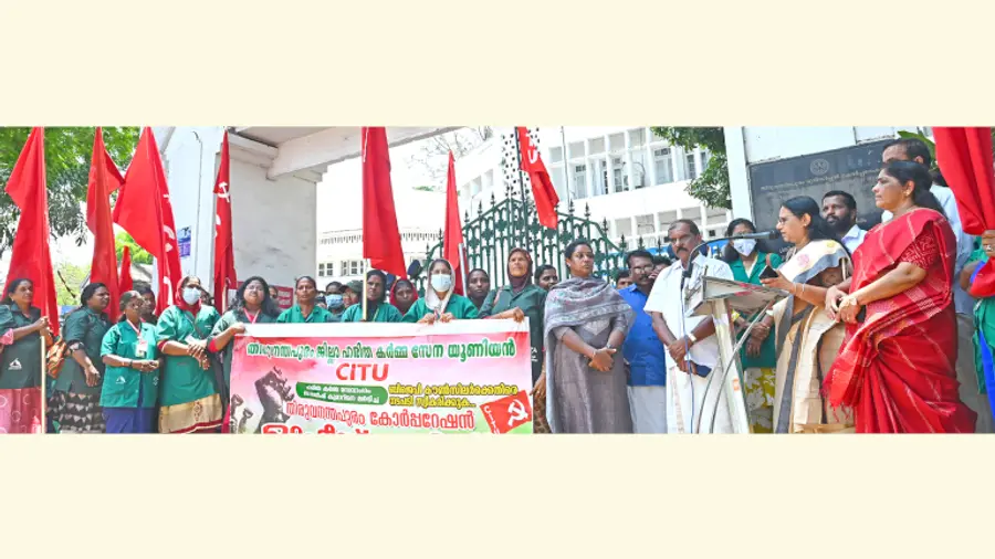 ജില്ലാ ഹരിതകർമസേനാ യൂണിയൻ കോർപറേഷൻ ഓഫീസിനുമുന്നിൽ സംഘടിപ്പിച്ച മാർച്ച് ടി എൻ സീമ ഉദ്ഘാടനം ചെയ്യുന്നു 