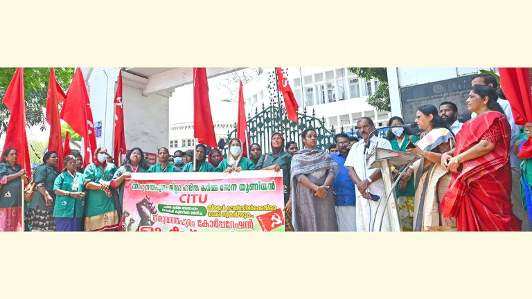 ജില്ലാ ഹരിതകർമസേനാ യൂണിയൻ കോർപറേഷൻ ഓഫീസിനുമുന്നിൽ സംഘടിപ്പിച്ച മാർച്ച് ടി എൻ സീമ ഉദ്ഘാടനം ചെയ്യുന്നു 