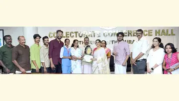 ഗ്രീൻ ചാമ്പ്സ് പദ്ധതിയിൽ ഒന്നാം സ്ഥാനം കരസ്ഥമാക്കിയ വിളബ്ഭാഗം എഎംടിടിഐ സ്കൂൾ പ്രിൻസിപ്പൽ  ജെസി കലക്ടർ അനുകുമാരിയിൽനിന്ന്‌ പുരസ്കാരം ഏറ്റുവാങ്ങുന്നു