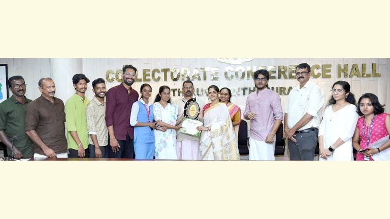 ഗ്രീൻ ചാമ്പ്സ് പദ്ധതിയിൽ ഒന്നാം സ്ഥാനം കരസ്ഥമാക്കിയ വിളബ്ഭാഗം എഎംടിടിഐ സ്കൂൾ പ്രിൻസിപ്പൽ  ജെസി കലക്ടർ അനുകുമാരിയിൽനിന്ന്‌ പുരസ്കാരം ഏറ്റുവാങ്ങുന്നു