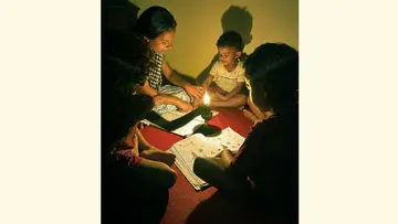 പവർകട്ടിനെ തുടർന്ന് മണ്ണെണ്ണ വിളക്കു കത്തിച്ച് പഠിക്കുന്ന  തൊടുമലയിലെ കുട്ടികൾ