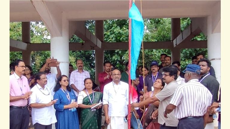 കേരള സ്റ്റേറ്റ് ഇന്റർ ഐടിഐ സ്പോർട്സ് മീറ്റ് ഒ എസ് അംബിക എംഎൽഎ പതാക ഉയർത്തി ഉദ്ഘാടനം ചെയ്യുന്നു