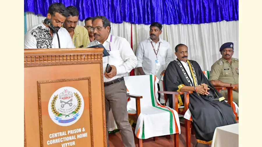 കാപ്പ കേസിൽ ജയിലിലടച്ച തിരുവനന്തപുരം കോർപറേഷൻ കൗൺസിലർ ആർ സുഗതൻ വിയ്യൂർ സെൻട്രൽ ജയിലിൽ സത്യപ്രതിജ്ഞ ചെയ്ത ശേഷം ഒപ്പുവയ്ക്കുന്നു. സത്യവാചകം ചൊല്ലിക്കൊടുത്ത മേയർ വി വി രാജേഷ് സമീപം