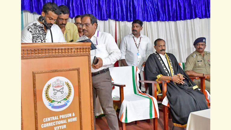 കാപ്പ കേസിൽ ജയിലിലടച്ച തിരുവനന്തപുരം കോർപറേഷൻ ക‍ൗൺസിലർ ആർ സുഗതൻ വിയ്യൂർ സെൻട്രൽ ജയിലിൽ സത്യപ്രതിജ്ഞ ചെയ്‌ത ശേഷം ഒപ്പുവയ്ക്കുന്നു. സത്യവാചകം ചൊല്ലിക്കൊടുത്ത മേയർ വി വി രാജേഷ്‌ സമീപം