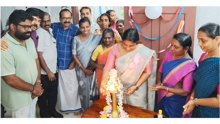 കിഴുവിലം കാട്ടുംപുറം ജനകീയ ആരോഗ്യകേന്ദ്രത്തിനായി നിർമിച്ച മന്ദിരം എ ഷൈലജാബീഗം ഉദ്ഘാടനം ചെയ്യുന്നു