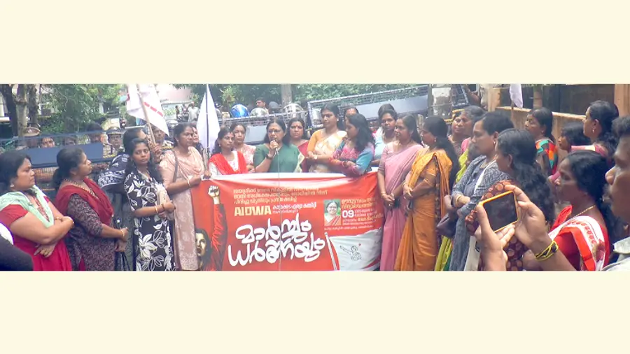 ഊരൂട്ടമ്പലം സരസ്വതി വിദ്യാലയത്തിലെ ജാതി അധിക്ഷേപത്തിനെതിരെ മഹിളാ അസോസിയേഷൻ നടത്തിയ പ്രതിഷേധ മാർച്ച് ടി എൻ സീമ ഉദ്ഘാടനം ചെയ്യുന്നു