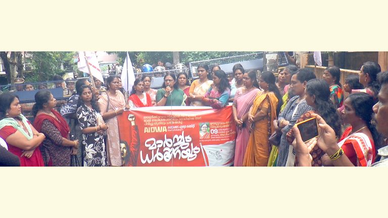 ഊരൂട്ടമ്പലം സരസ്വതി വിദ്യാലയത്തിലെ ജാതി അധിക്ഷേപത്തിനെതിരെ മഹിളാ അസോസിയേഷൻ നടത്തിയ പ്രതിഷേധ മാർച്ച് ടി എൻ സീമ ഉദ്ഘാടനം ചെയ്യുന്നു