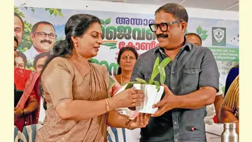 ജില്ലാ പഞ്ചായത്ത് നടത്തിയ ജൈവവൈവിധ്യ കോൺക്ലേവിൽ ജില്ലാ പുഷ്പജാതിയായ ഡ്യൂറി മന്ത്രി കെ എം ഷാജിക്ക് സമ്മാനിക്കുന്ന ജില്ലാ പഞ്ചായത്ത് പ്രസിഡന്റ് വി പ്രിയദർശിനി