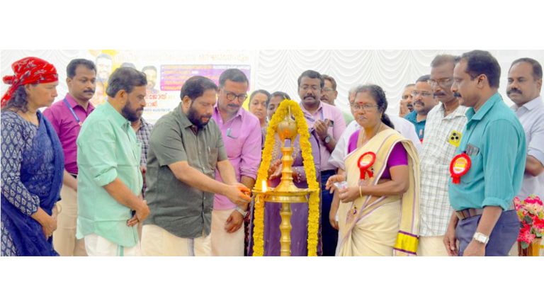 വർക്കല നഗരസഭയുടെ തൊഴിൽമേള ടൗൺ ഹാളിൽ വി ജോയി എംഎൽഎ ഉദ്ഘാടനം ചെയ്യുന്നു