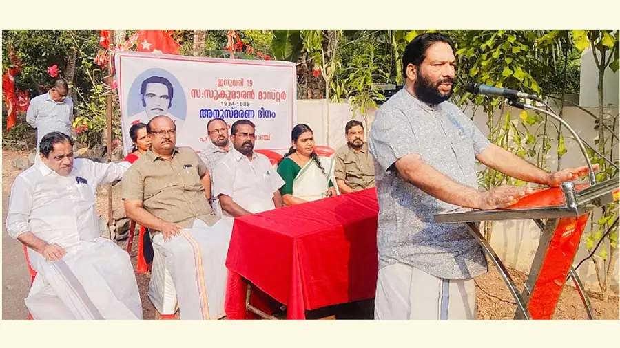 വി സുകുമാരൻ മാസ്റ്റർ അനുസ്മരണത്തിൽ സിപിഐ എം ജില്ലാ സെക്രട്ടറി വി ജോയി സംസാരിക്കുന്നു