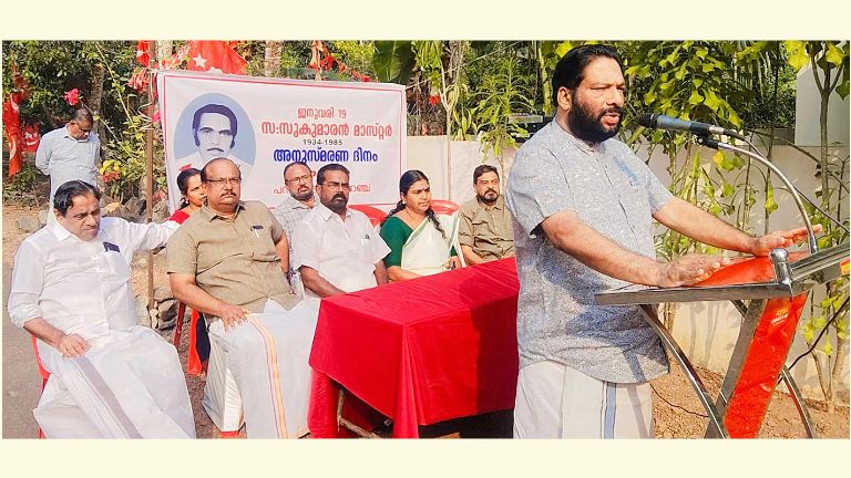 വി സുകുമാരൻ മാസ്റ്റർ അനുസ്മരണത്തിൽ സിപിഐ എം ജില്ലാ സെക്രട്ടറി വി ജോയി  സംസാരിക്കുന്നു 