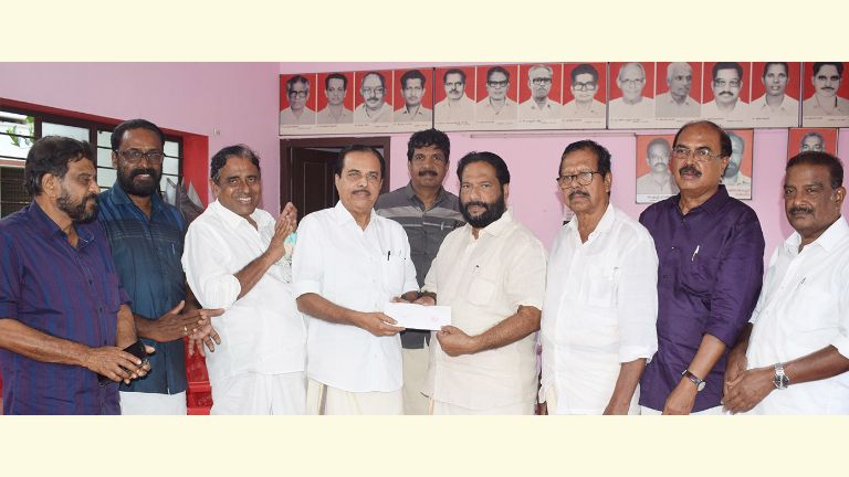 വർക്കല മണ്ഡലം എൽഡിഎഫ്‌ സ്ഥാനാർഥി ജോയിക്ക് കെട്ടിവയ്ക്കാനുള്ള തുക കർഷകസംഘം സംസ്ഥാന പ്രസിഡന്റ്‌  എം വിജയകുമാർ കൈമാറുന്നു