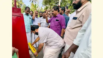 ജസ്‌റ്റിൻരാജ്  രക്തസാക്ഷി മണ്ഡപത്തിൽ സിപിഐ എം ജില്ലാ സെക്രട്ടറി  വി ജോയി   പുഷ്പാർച്ചന നടത്തുന്നു
