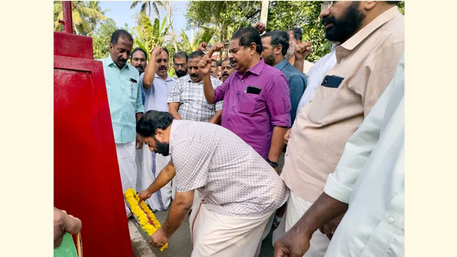 ജസ്റ്റിൻരാജ് രക്തസാക്ഷി മണ്ഡപത്തിൽ സിപിഐ എം ജില്ലാ സെക്രട്ടറി വി ജോയി പുഷ്പാർച്ചന നടത്തുന്നു