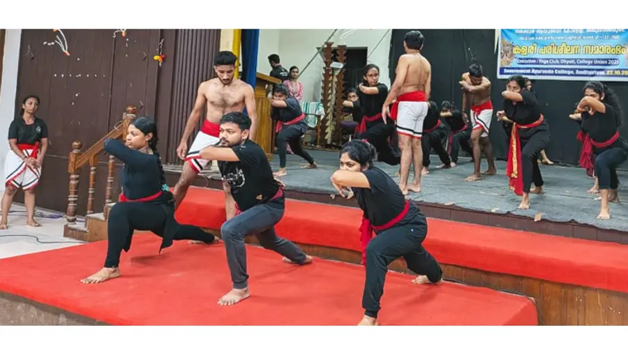 ഗവ. ആയുർവേദ കോളേജിൽ ബിഎഎംഎസ് വിദ്യാർഥികൾക്കായി സംഘടിപ്പിച്ച കളരി പരിശീലനത്തിൽനിന്ന്