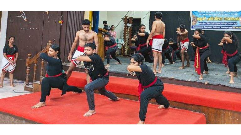 ഗവ. ആയുർവേദ കോളേജിൽ ബിഎഎംഎസ് വിദ്യാർഥികൾക്കായി സംഘടിപ്പിച്ച കളരി പരിശീലനത്തിൽനിന്ന്‌