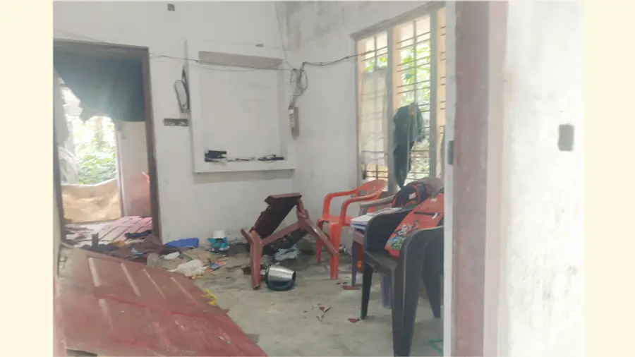 വീട് അടിച്ചുതകർത്ത നിലയിൽ