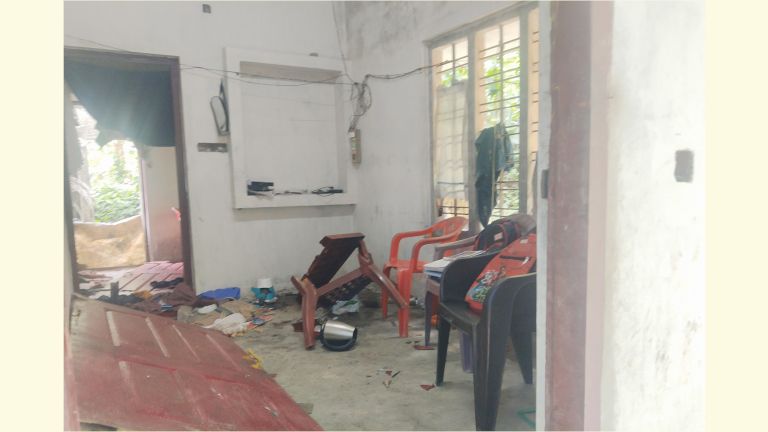 വീട്  അടിച്ചുതകർത്ത  നിലയിൽ