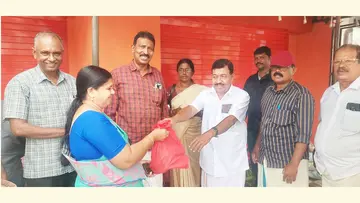 കർഷകസംഘം നേമം ഏരിയ കമ്മിറ്റി ആരംഭിച്ച ജൈവ പച്ചക്കറി
ഓണ വിപണി എം എം ബഷീർ ഉദ്ഘാടനം ചെയ്യുന്നു