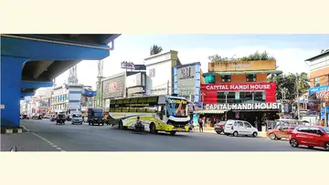 കഴക്കൂട്ടം മേൽപ്പാലം ജങ്ഷനിലെ അനധികൃത വാഹന പാർക്കിങ്