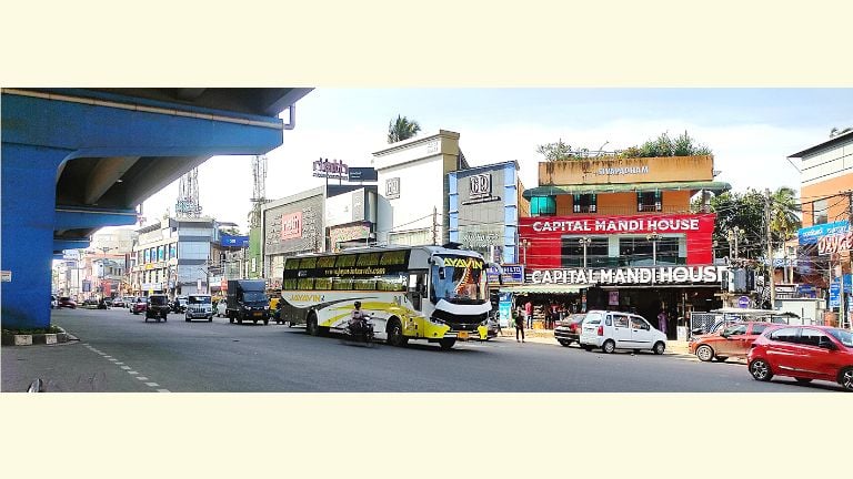 കഴക്കൂട്ടം മേൽപ്പാലം ജങ്‌ഷനിലെ അനധികൃത വാഹന പാർക്കിങ്‌