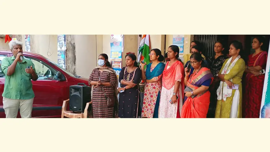 കെജിഒഎ ഡ്രഗ്സ് കൺട്രോളറുടെ ഓഫീസിനുമുന്നിൽ സംഘടിപ്പിച്ച ആഹ്ലാദപ്രകടനം സംസ്ഥാന സെക്രട്ടറിയറ്റംഗം
എസ് ദിലീപ് ഉദ്ഘാടനം ചെയ്യുന്നു