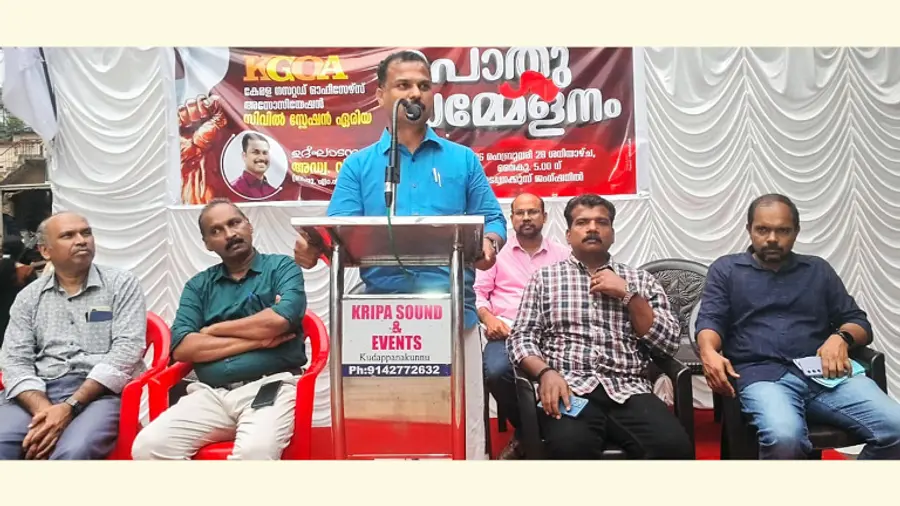 കെജിഒഎ തിരുവനന്തപുരം സിവിൽ സ്റ്റേഷൻ ഏരിയ പൊതുസമ്മേളനം വി കെ പ്രശാന്ത് എംഎൽഎ
ഉദ്ഘാടനം ചെയ്യുന്നു
