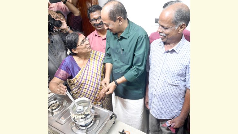 കോമളകുമാരിയുടെയും സോമൻ നായരുടെയും വീട് പാലുകാച്ചൽ ചടങ്ങിൽ  മന്ത്രി ജി ആർ അനിൽ പങ്കുചേർന്നപ്പോൾ