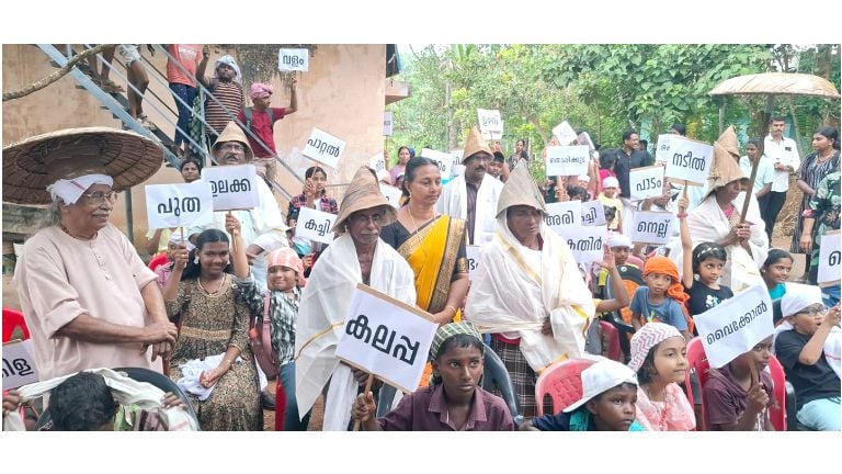 മലയാളം പള്ളിക്കൂടത്തിലെ കൂട്ടുകാര്‍ കര്‍ഷകരെ ആദരിച്ചപ്പോള്‍ 