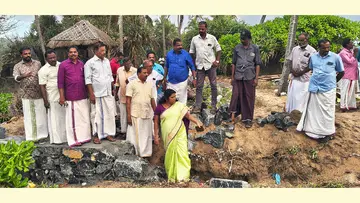 കോവളത്ത് കൈയേറിയ സ്ഥലം സിപിഐ എം നേതാക്കൾ സന്ദർശിക്കുന്നു