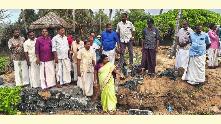 കോവളത്ത് കൈയേറിയ സ്ഥലം സിപിഐ എം നേതാക്കൾ സന്ദർശിക്കുന്നു